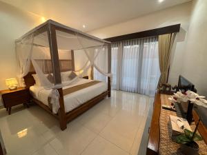 Phòng Có Giường Cỡ King Nhìn Ra Hồ Bơi (King Room with Pool View)