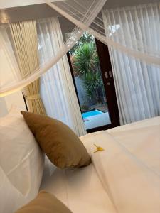 Phòng Có Giường Cỡ King Nhìn Ra Hồ Bơi (King Room with Pool View)