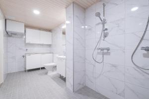 Spacious 2BDR Apartment with Private Sauna