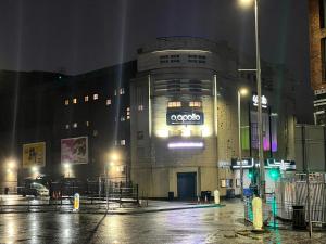 New Manchester City Getaway House with 2 FREE Parking