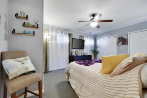 COZY COTTAGE Spacious 4Bdrm 2Bth, Hot Tub, Game Movie Room, Close to camelback skiing, Sauna Firepit, Arcades, Backyard Playground, 2 Min Walk To Pool, Lake, Beach, Basketball