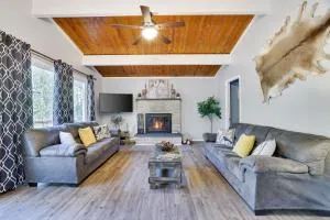 COZY COTTAGE Spacious 4Bdrm 2Bth, Hot Tub, Game Movie Room, Firepit, Arcades, Backyard Playground, 2 Min Walk To Pool, Lake, Beach, Basketball, Minigolf and Tennis - Cresco