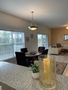 Gorgeous condo with pool view in walking distance to Siesta Key Beaches