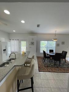 Gorgeous condo with pool view in walking distance to Siesta Key Beaches