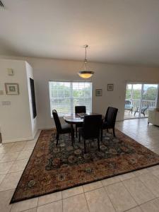 Gorgeous condo with pool view in walking distance to Siesta Key Beaches