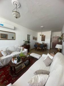 Luminoso depto de 3 amplios dormitorios y living comedor, cochera gratuita