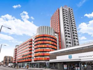 Large 1 Bedroom Apartment in Canning Town close to ExCeL London, 02 Arena, Canary Wharf with free parking