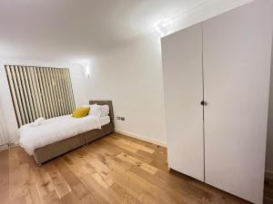 Luxury Riverside Retreat With Bath Jacuzzi