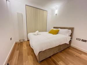 Luxury Riverside O2 Arena Retreat With Bath Jacuzzi