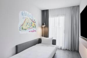 Moxy Twin Room with Sofa Bed and Balcony room in Expo Hotel Barcelona