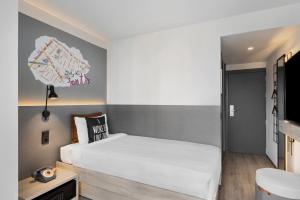 Moxy Single Room with Balcony room in Expo Hotel Barcelona