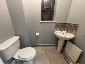 Conveniently located 3 bed spacious home for couples, families and groups in Ipswich