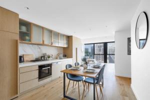 Stylish & Spacious NYC Style, Central CBD 3BR Apt