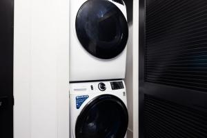 Elegant Corner Penthouse with Private Balcony, Skyline Views, Pool, and Gym