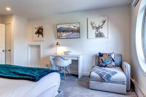 THE LOOKOUT PENTHOUSE a luxe suite in Whistler