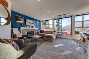 THE LOOKOUT PENTHOUSE a luxe suite in Whistler