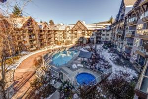 THE LOOKOUT PENTHOUSE a luxe suite in Whistler