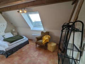 Maisons de vacances Gite en foret avec jardin, terrasse et parking pres de la Loire - FR-1-590-530 : photos des chambres
