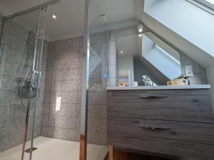 Maisons de vacances Gite en foret avec jardin, terrasse et parking pres de la Loire - FR-1-590-530 : photos des chambres