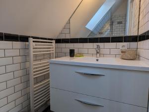 Maisons de vacances Gite en foret avec jardin, terrasse et parking pres de la Loire - FR-1-590-530 : photos des chambres