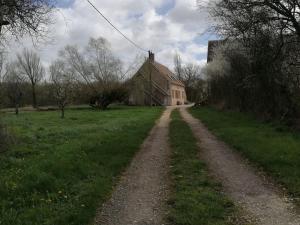 Maisons de vacances Gite en foret avec jardin, terrasse et parking pres de la Loire - FR-1-590-530 : photos des chambres