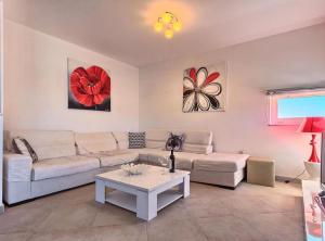 Luxury Apartment Okrug Gornji with Sea View and Pool