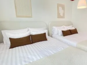 5 people#Lotte World Jamsil#Lotte Tower,#KSPO Dome#Sports Complex#JYP#COEX#Asan Medical Center - Seul