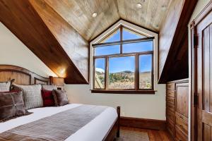 Stunning Views - Renovated Condo in Pines Lodge condo