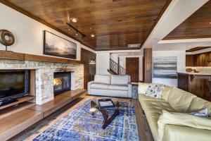 Stunning Views - Renovated Condo in Pines Lodge condo