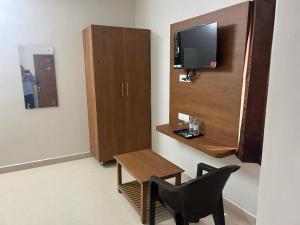 VAMANA INN by ANA HOLIDAYS Family Room AC