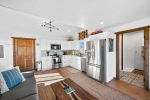 2 Homes, Hot Tub, Firepit, BBQ, Games by MariamsBnb