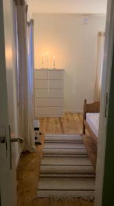 Arctic Hearts - Kleines Schwedenhaus im Wald am See