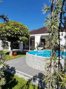 Luxus Villa 5 Schlafzimmern Sauna privater Pool Großer Garten