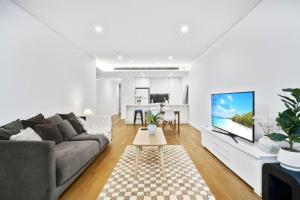 Tranquil 2BD, Pool, Gym & Unbeatable Location