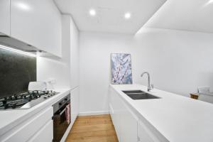 Tranquil 2BD, Pool, Gym & Unbeatable Location