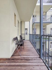 Elegant 3-Bedroom Getaway with Balcony for Groups up to 7