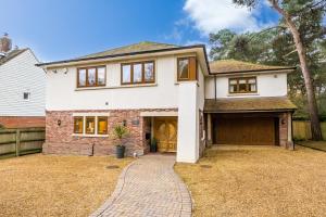 Luxury6BedHouse-HotTub-GamesRoom-Amar Luxury Stays