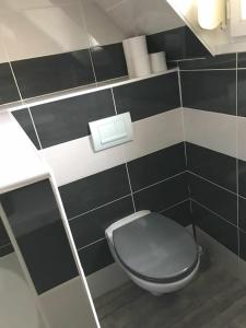 Villas Logement entier hebergement - Saint-Germain-du-Corbeis : Villa 3 Chambres