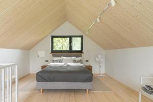 Vilanovka - domki z prywatną balią przy stawie i lesie