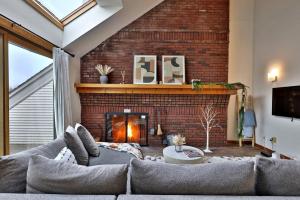 Charming 3BR-2BA Condo in Sunrise Village at Ski Resort, Pool, Hot Tub, Sports Center