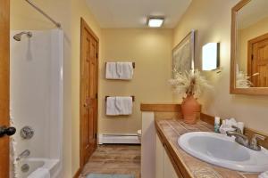 Charming 3BR-2BA Condo in Sunrise Village at Ski Resort, Pool, Hot Tub, Sports Center