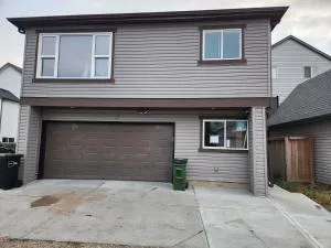 Modern Family Home with guest heat garage, Pet-Friendly!- NO BASEMENT - Edmonton