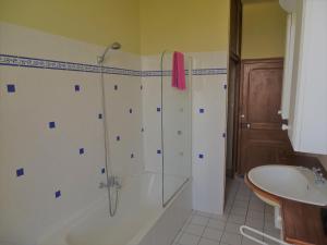 Maisons d'hotes Domaine De La Petite Tour : Chambre Double avec Salle de Bains Privative