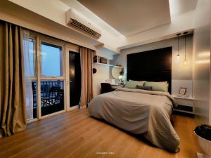 One Bedroom Unit with Venice Canal View