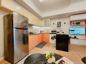 One Bedroom Unit with Venice Canal View