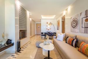 Elevated Elegance A Stylish Golf Atlas Apartment