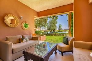 Elevated Elegance A Stylish Golf Atlas Apartment