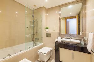 Elevated Elegance A Stylish Golf Atlas Apartment