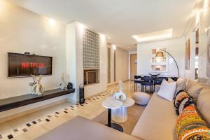 Elevated Elegance A Stylish Golf Atlas Apartment