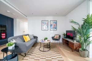 2 Bedroom Westfield Apartment Near Central London - London